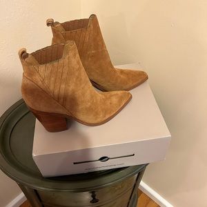 Womens Marc Fisher booties ! In excellent condition !